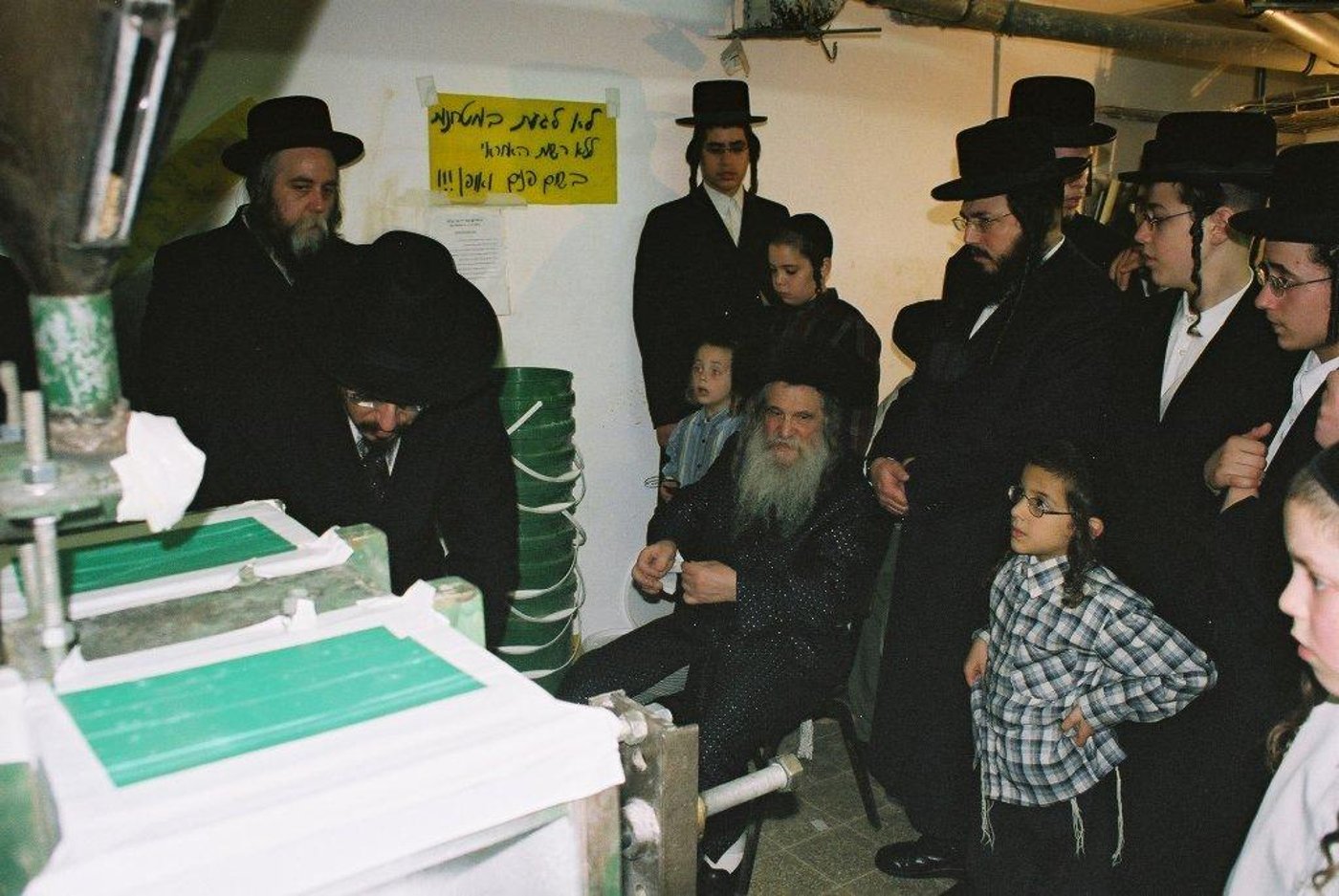 80 שנות תורה וחסידות • תמונות מחיי האדמו"ר מנדבורנה