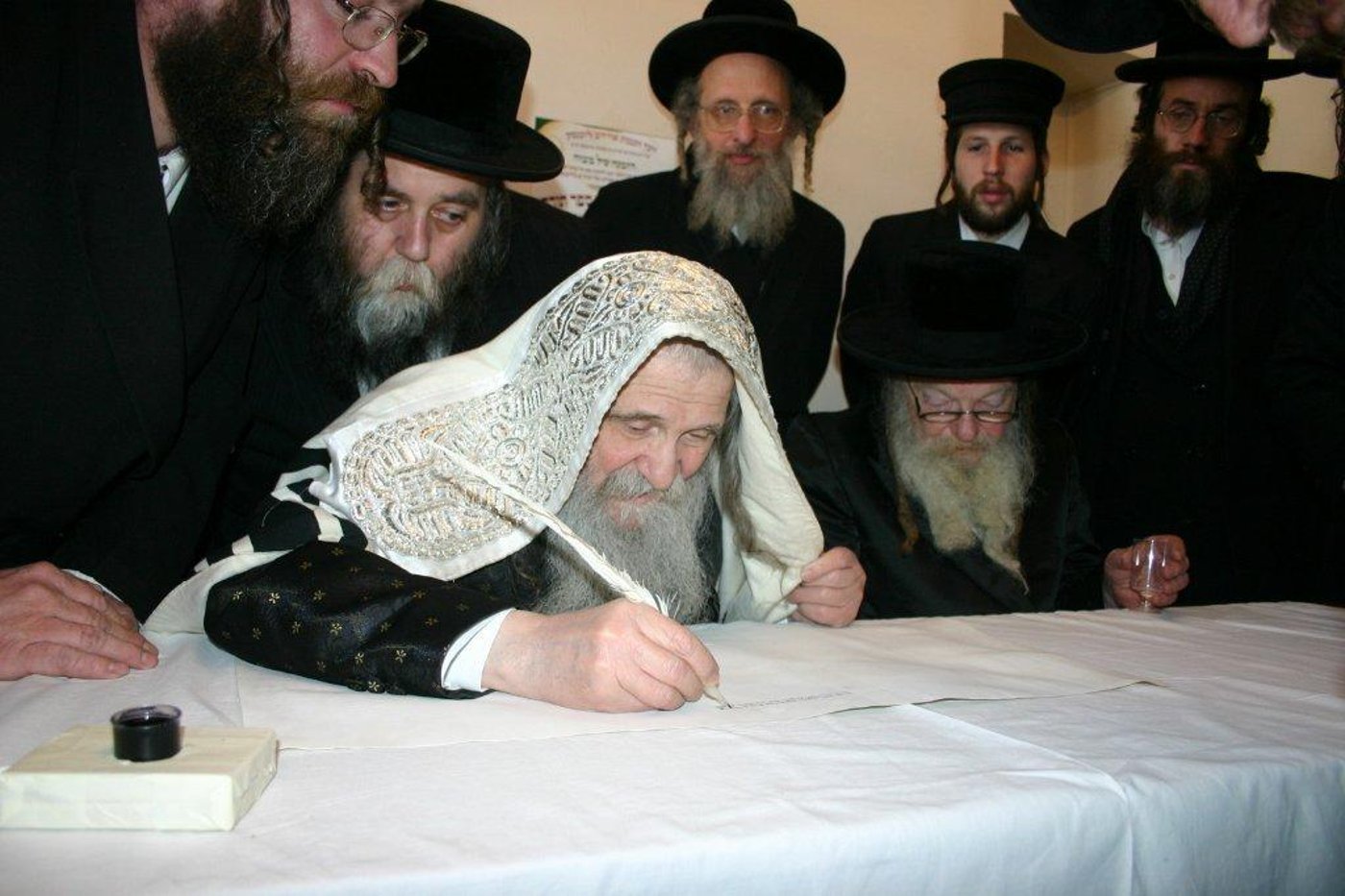 80 שנות תורה וחסידות • תמונות מחיי האדמו"ר מנדבורנה