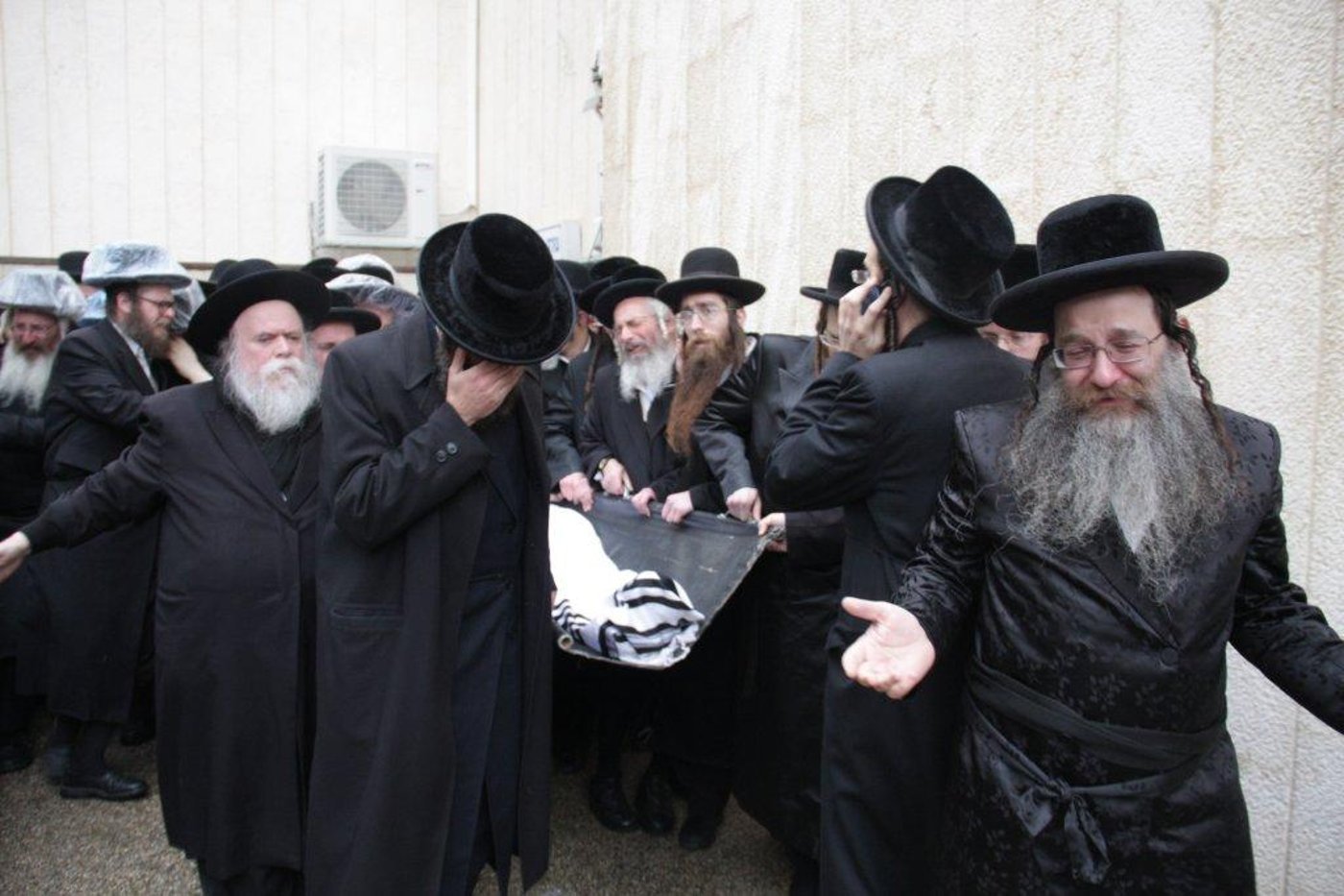 השמים בכו: אלפים בהלווית כ"ק אדמו"ר מנדבורנה זצ"ל