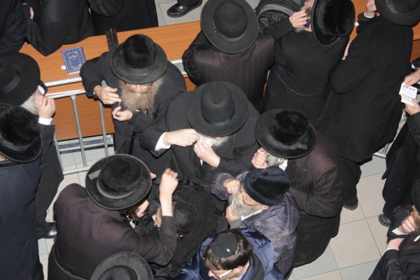השמים בכו: אלפים בהלווית כ"ק אדמו"ר מנדבורנה זצ"ל