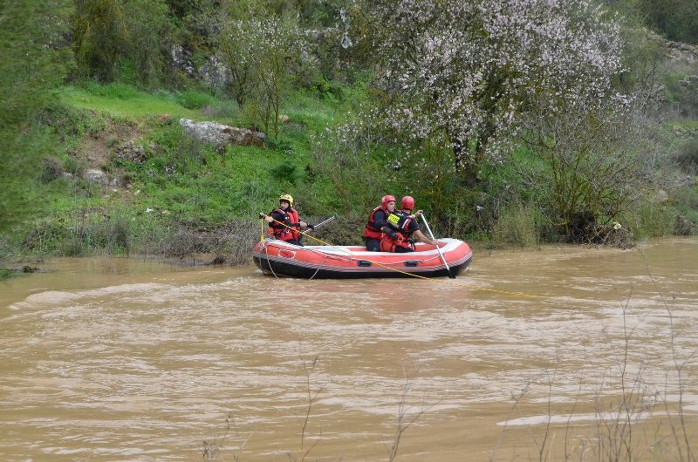 על גג הג'יפ, ממתינים לסירת הכבאים ● צפו בוידאו ותמונות