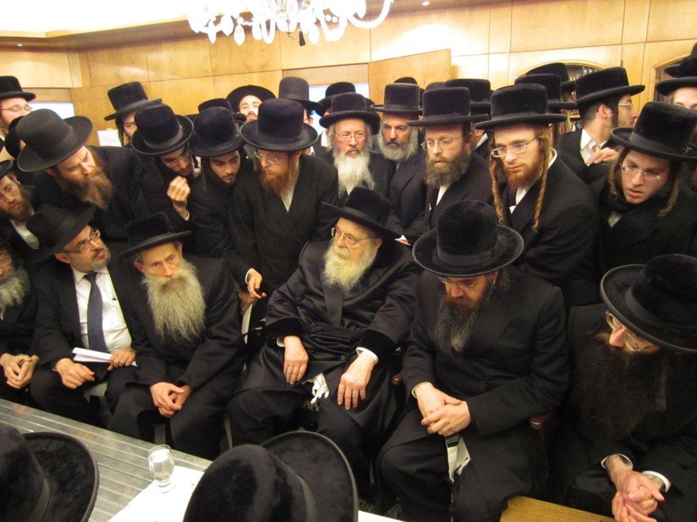 צפו בגלריה: אלפים נוהרים לנחם בחצר נדבורנה