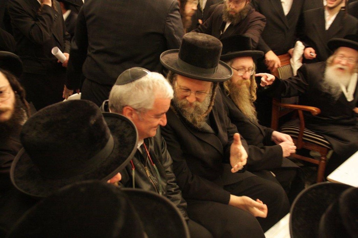 צפו בגלריה: אלפים נוהרים לנחם בחצר נדבורנה
