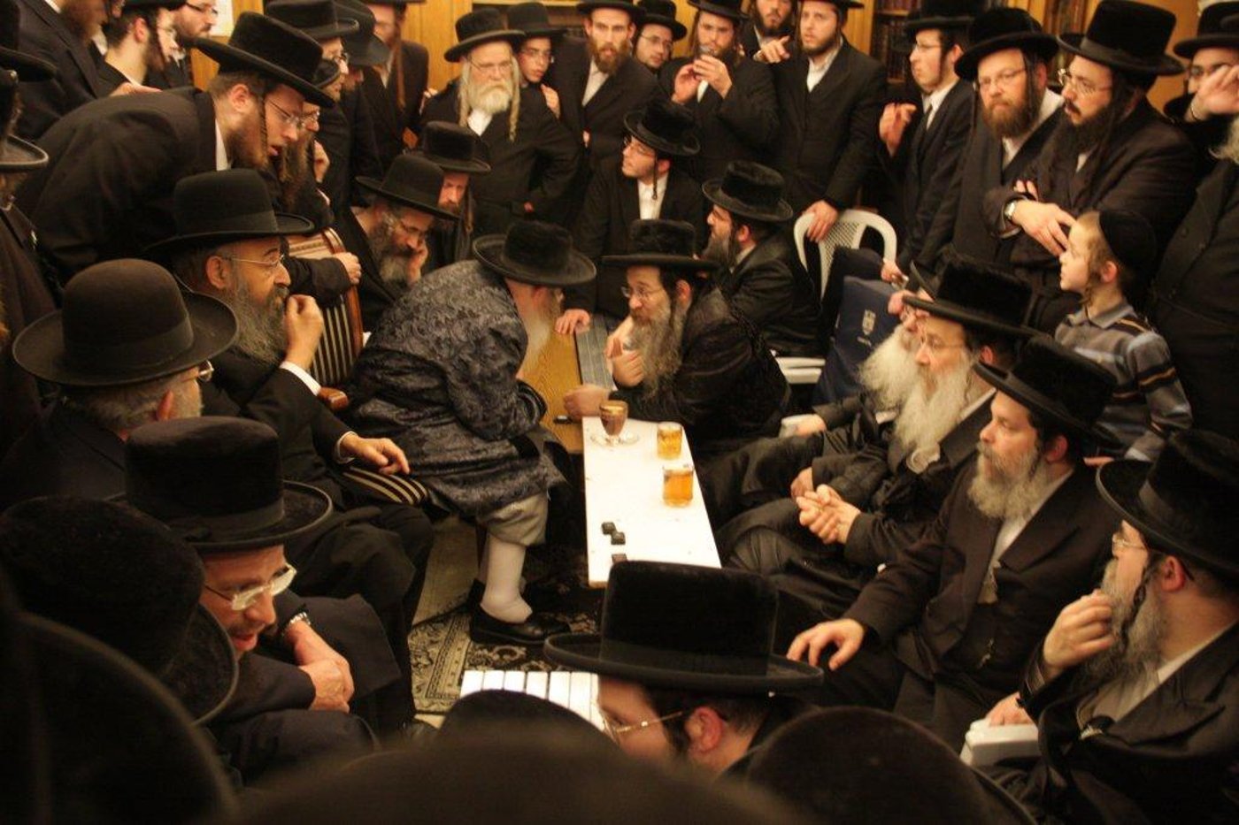 צפו בגלריה: אלפים נוהרים לנחם בחצר נדבורנה