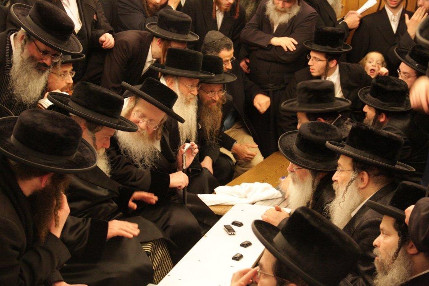צפו בגלריה: אלפים נוהרים לנחם בחצר נדבורנה