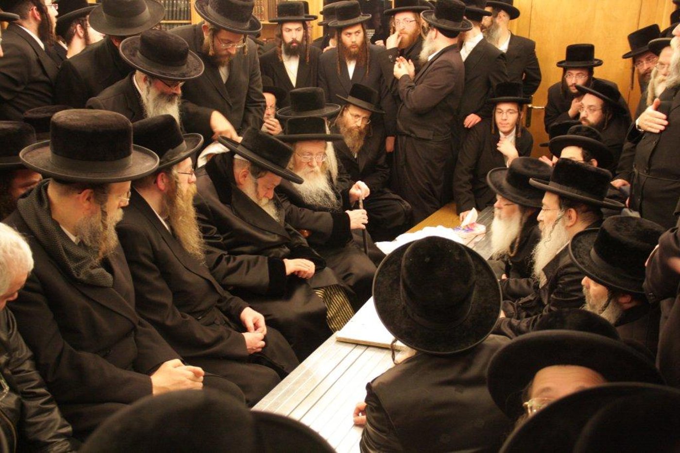 צפו בגלריה: אלפים נוהרים לנחם בחצר נדבורנה