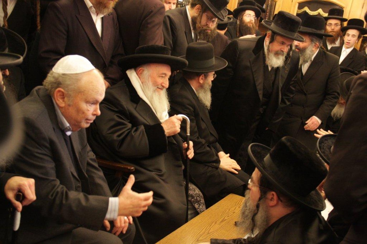 צפו בגלריה: אלפים נוהרים לנחם בחצר נדבורנה