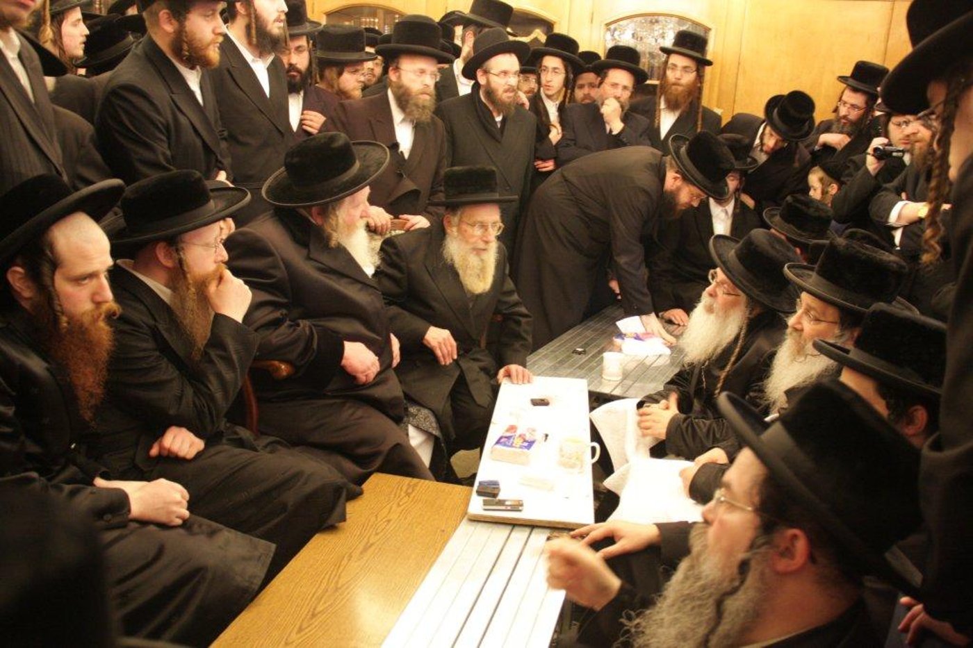 צפו בגלריה: אלפים נוהרים לנחם בחצר נדבורנה