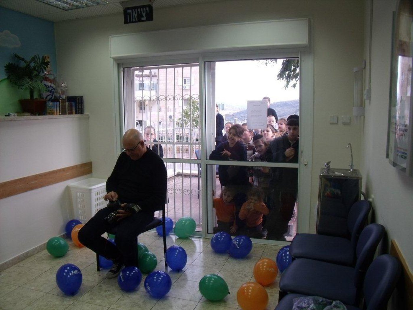 ילדי מודיעין עילית הצטלמו עם 'חמודי' של "כללית"