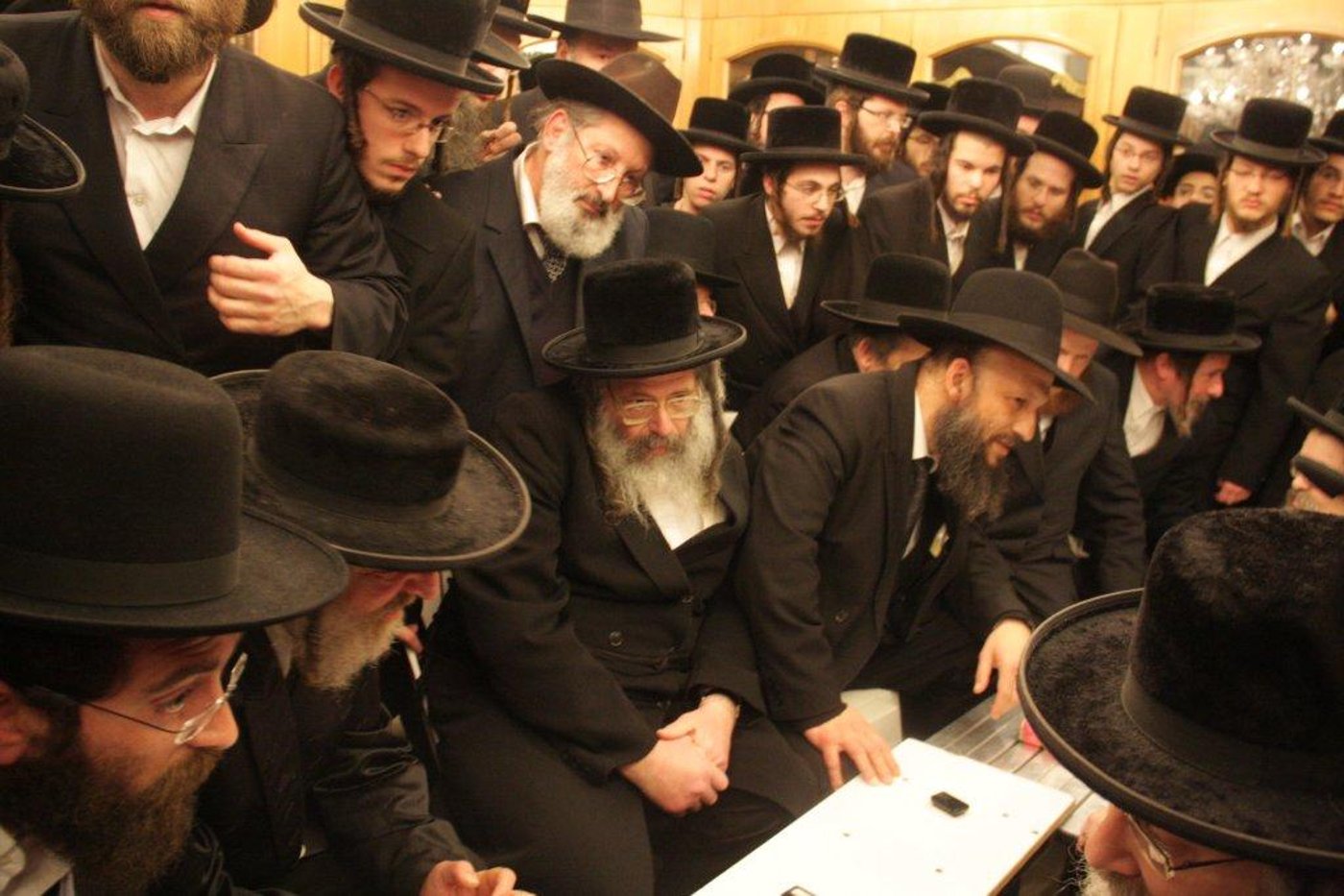 צפו בגלריה: אלפים נוהרים לנחם בחצר נדבורנה