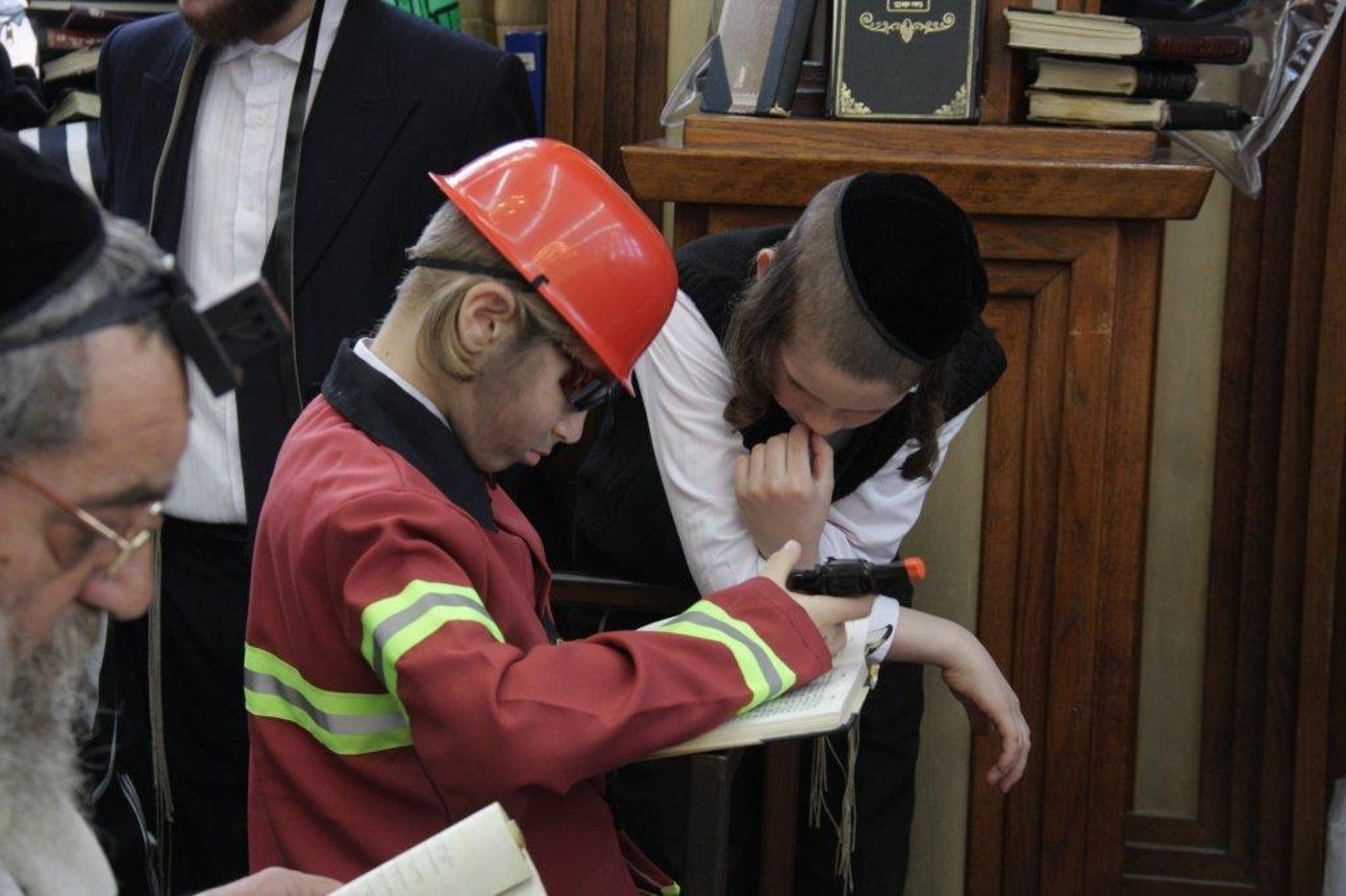 לאחר קריאת המגילה: ברית לנין גדולי ישראל