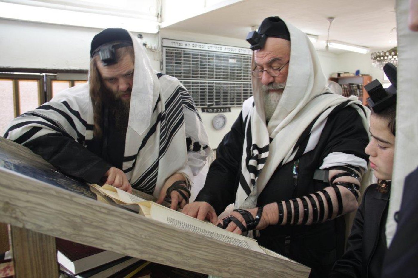"יְמֵי מִשְׁתֶּה וְשִׂמְחָה": פורים בחצרות החסידים בבני-ברק