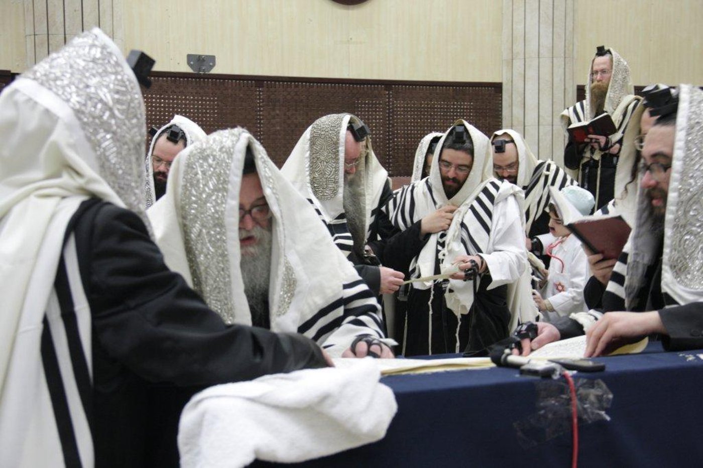 "יְמֵי מִשְׁתֶּה וְשִׂמְחָה": פורים בחצרות החסידים בבני-ברק