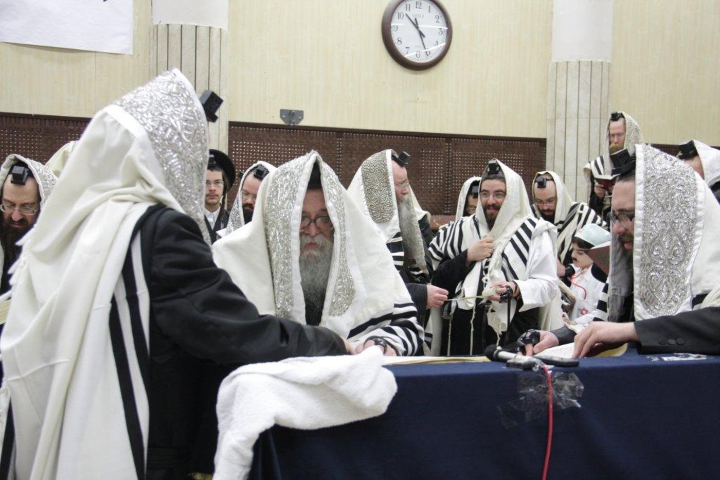 "יְמֵי מִשְׁתֶּה וְשִׂמְחָה": פורים בחצרות החסידים בבני-ברק
