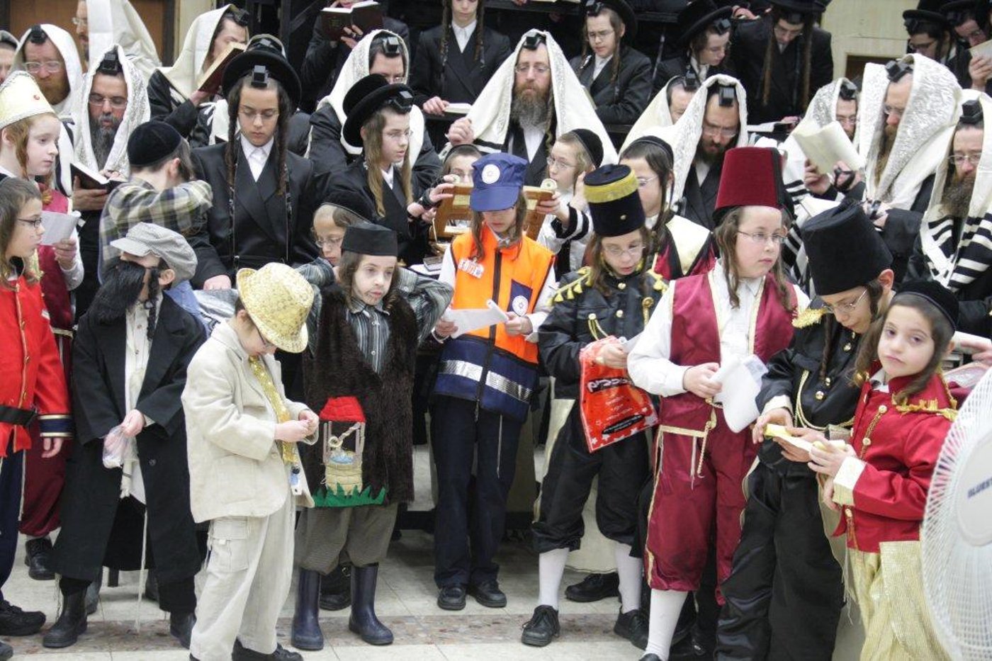 "יְמֵי מִשְׁתֶּה וְשִׂמְחָה": פורים בחצרות החסידים בבני-ברק