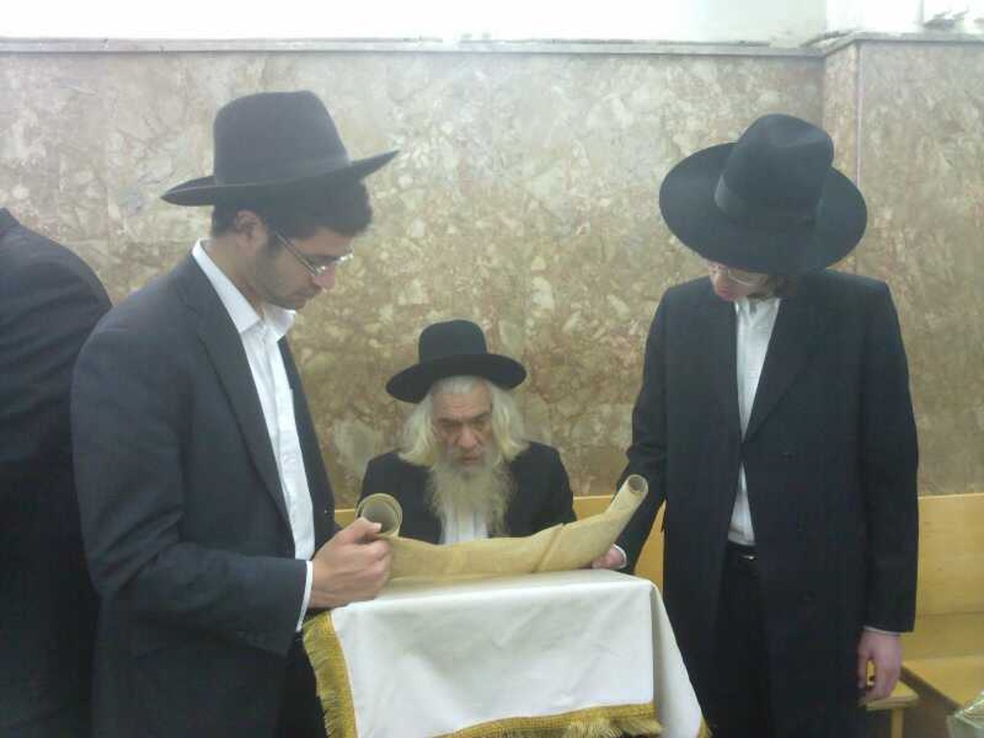 פורים בפוניבז': רב בישיבה התכבד בסיגר
