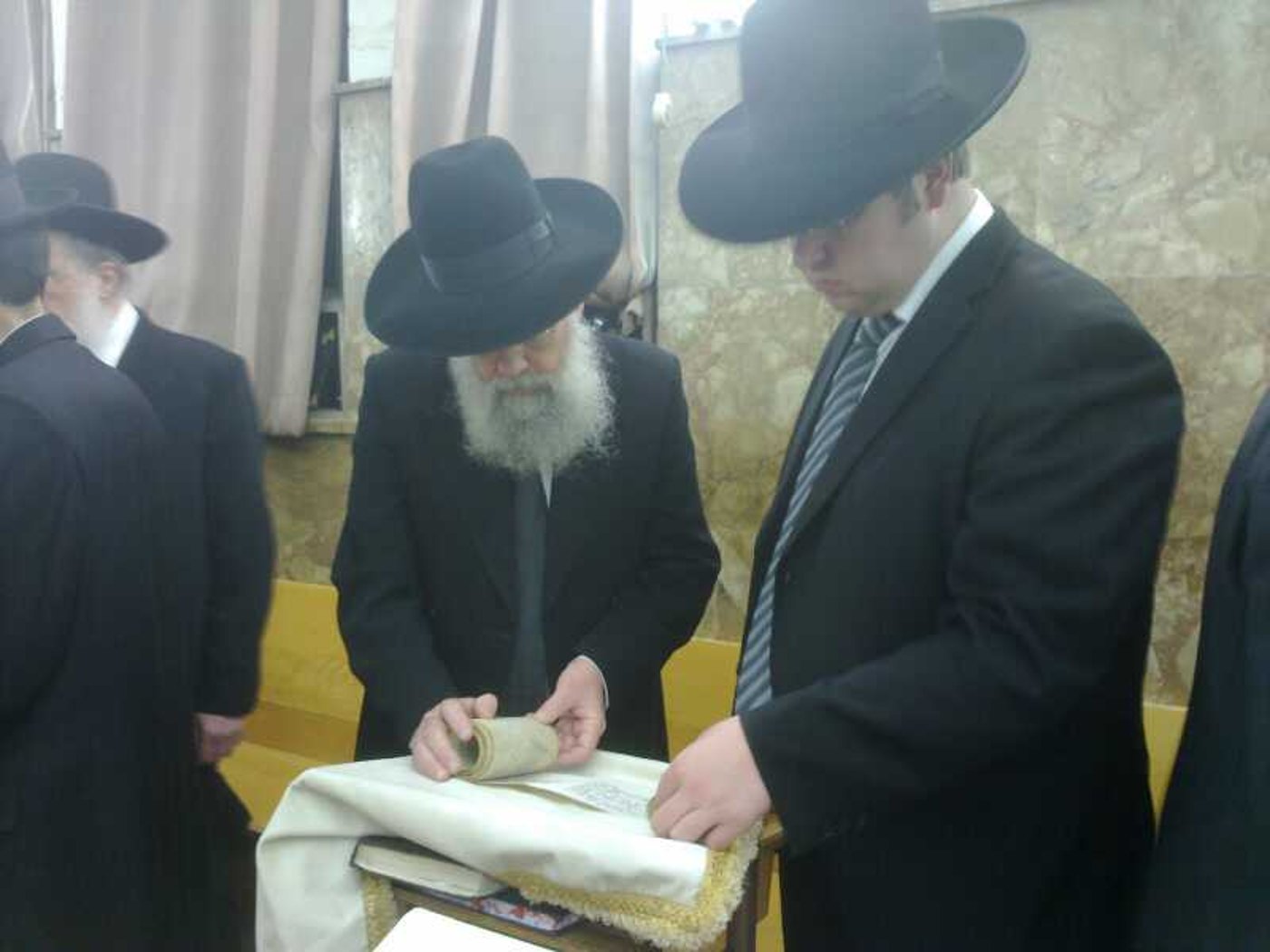 פורים בפוניבז': רב בישיבה התכבד בסיגר