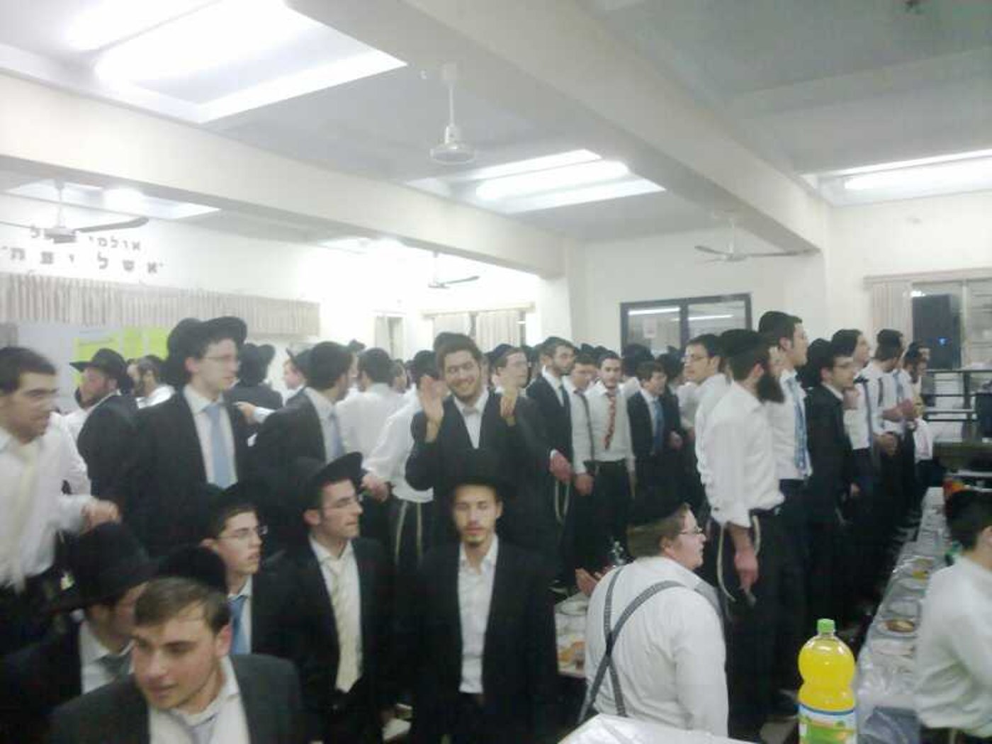 פורים בפוניבז': רב בישיבה התכבד בסיגר