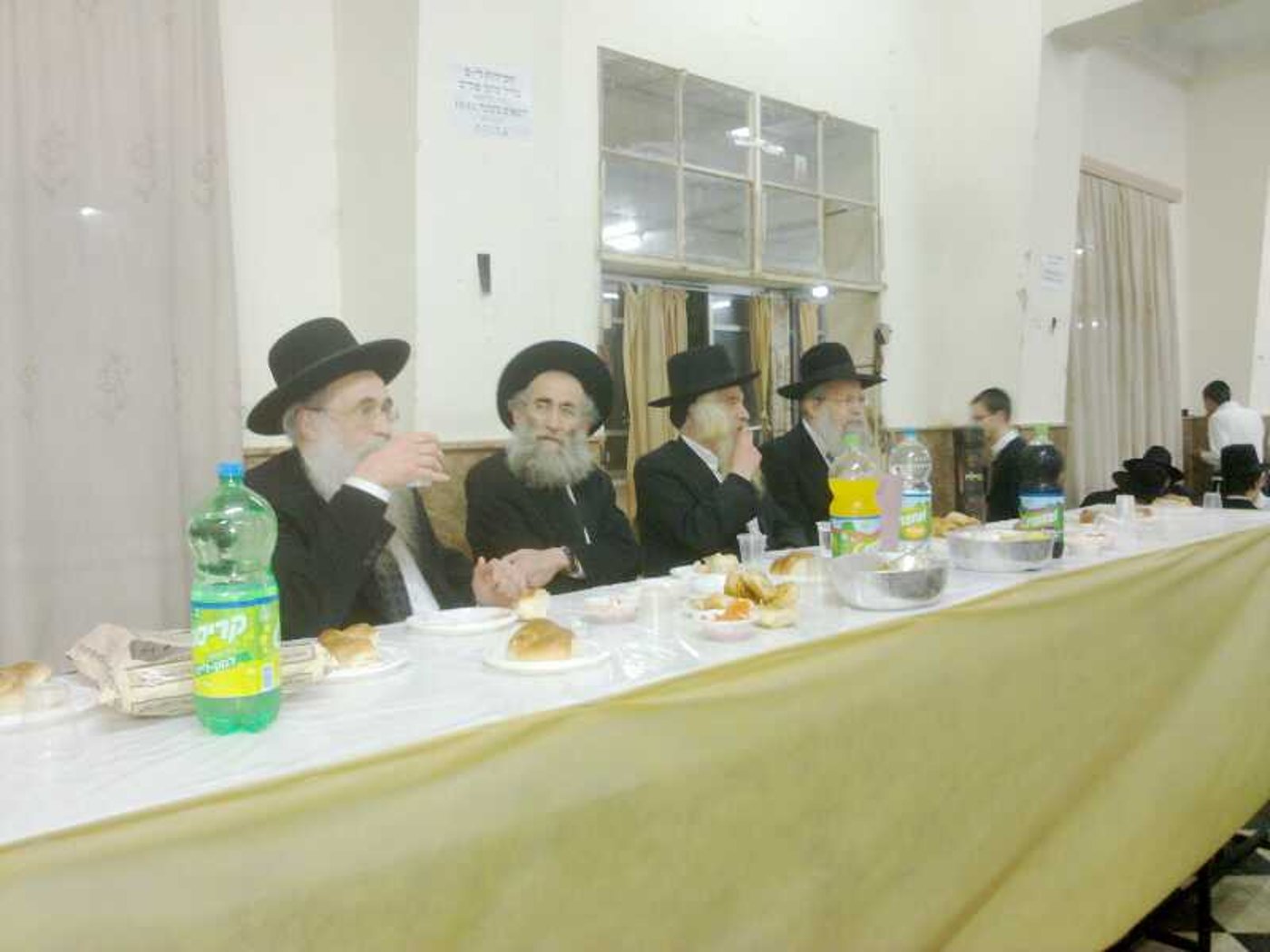 פורים בפוניבז': רב בישיבה התכבד בסיגר
