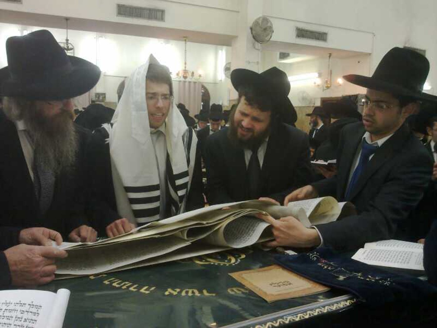 פורים בפוניבז': רב בישיבה התכבד בסיגר