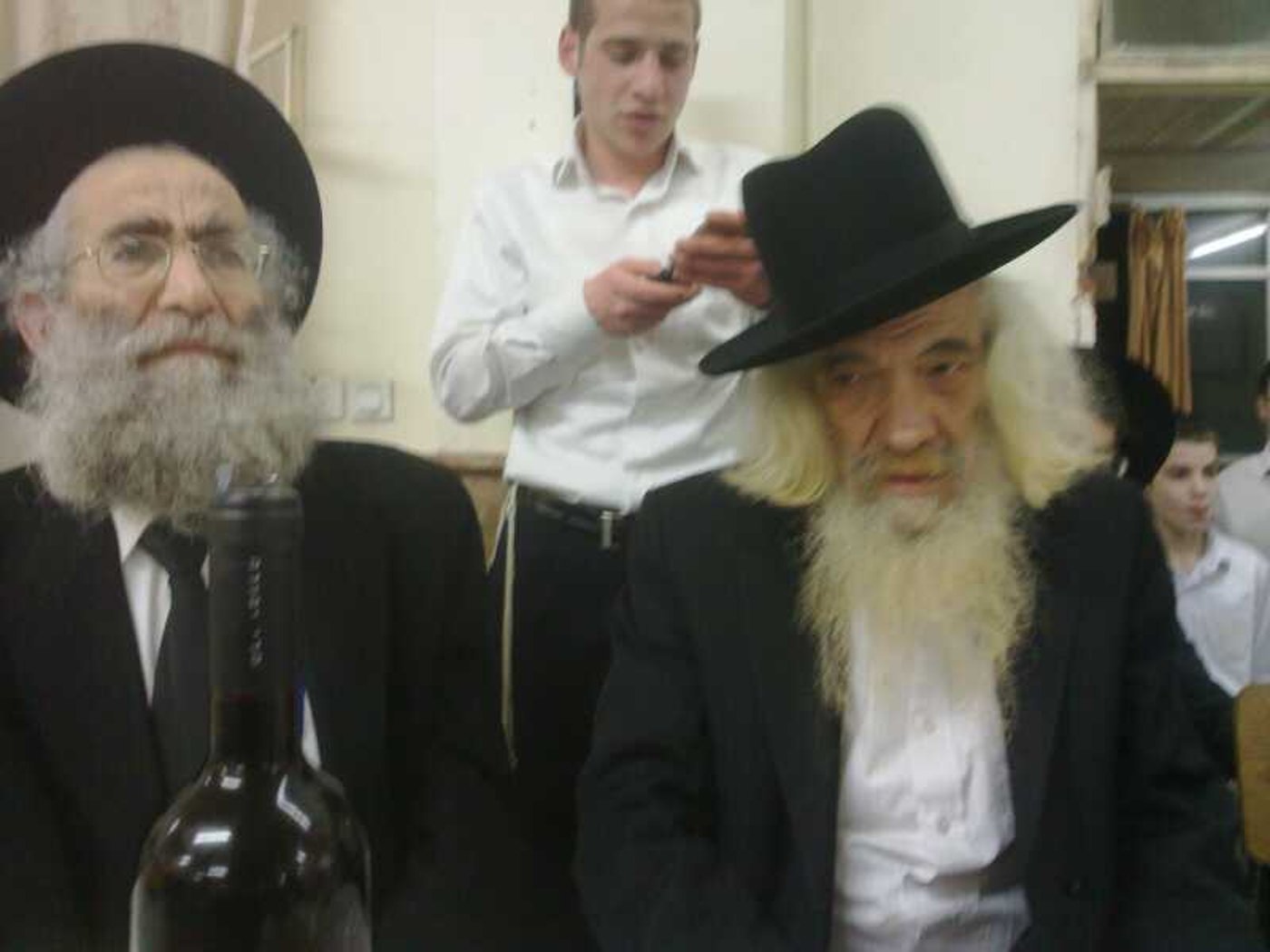 פורים בפוניבז': רב בישיבה התכבד בסיגר