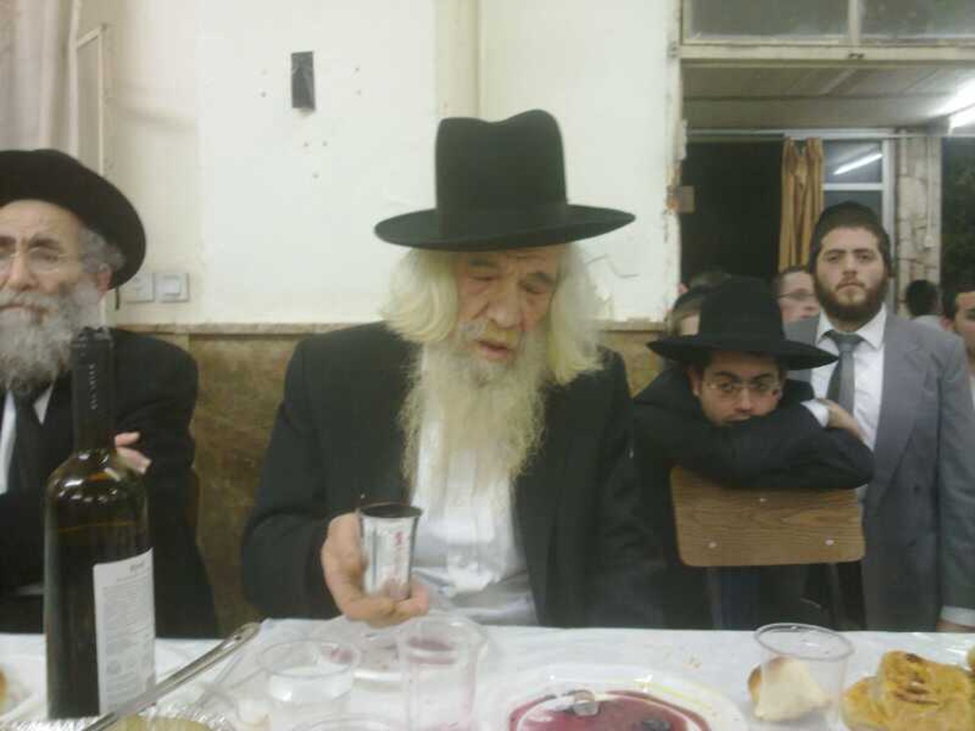 פורים בפוניבז': רב בישיבה התכבד בסיגר