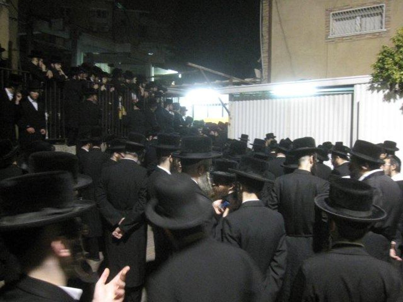 תיעוד: ההמונים ליד מיטת האדמו"ר מויז'ניץ זצ"ל