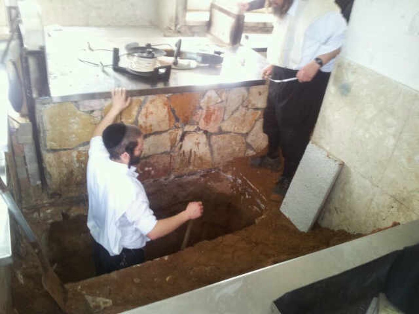 בית-הדין של ויז'ניץ הורה לחסידים: ביטול מלאכה, קריעה, מנהגי אבילות
