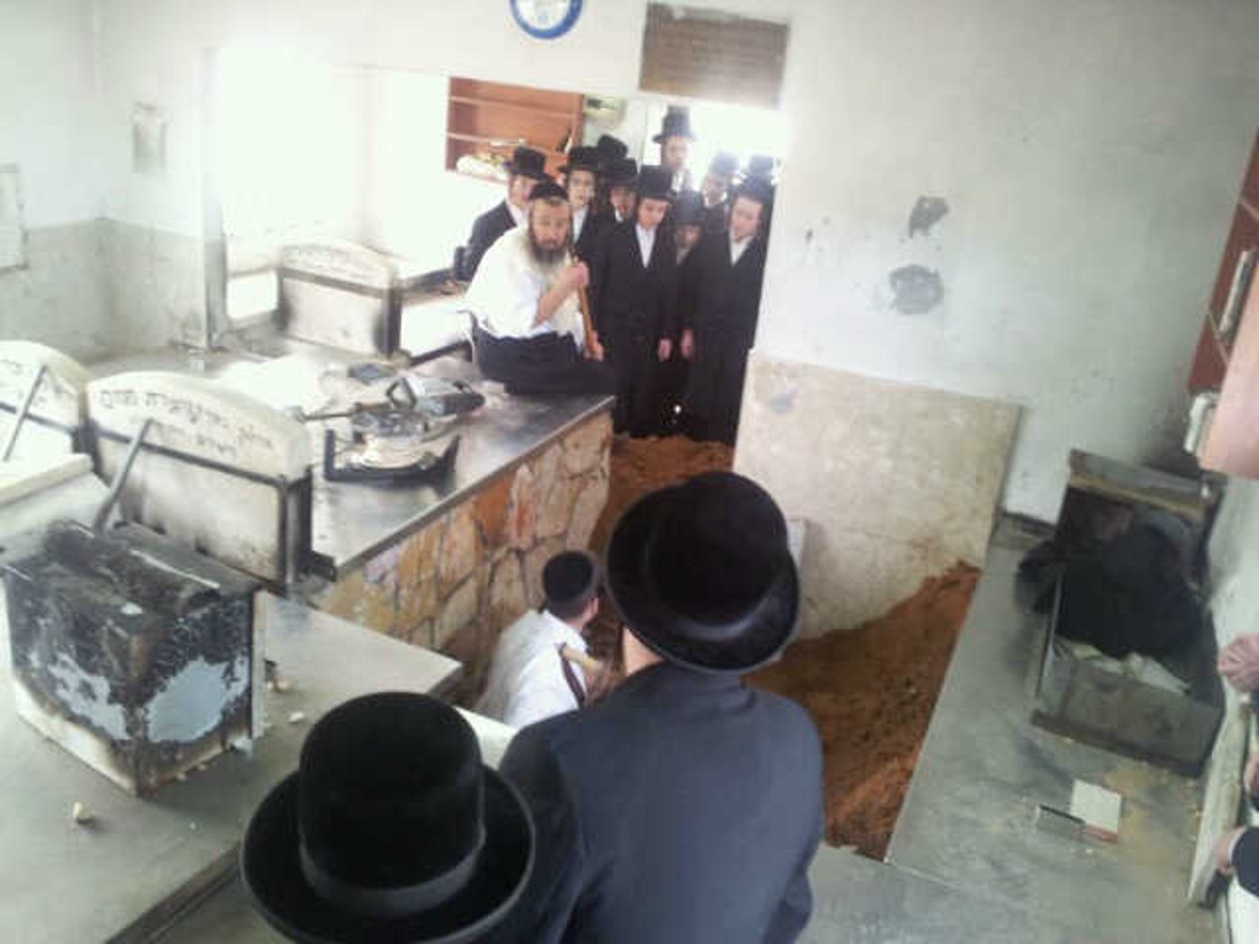 בית-הדין של ויז'ניץ הורה לחסידים: ביטול מלאכה, קריעה, מנהגי אבילות