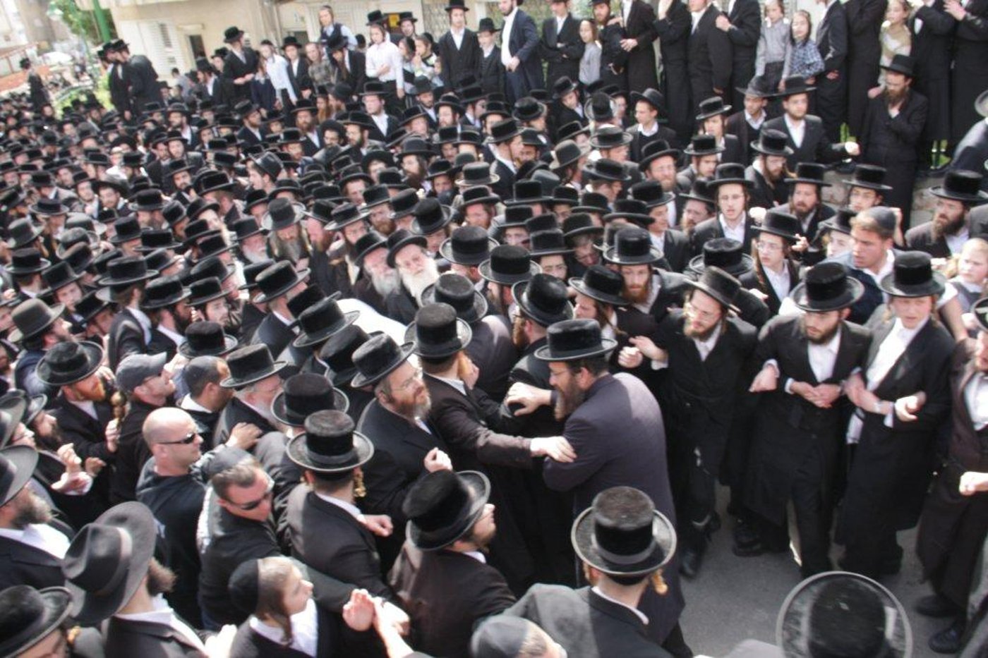 תיעוד ענק: גדולי ישראל בהלווית האדמו"ר מויז'ניץ