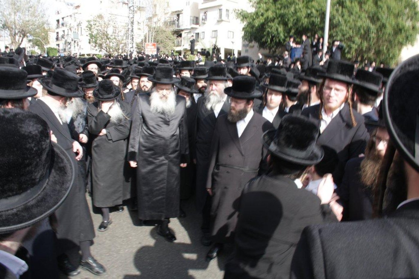 תיעוד ענק: גדולי ישראל בהלווית האדמו"ר מויז'ניץ