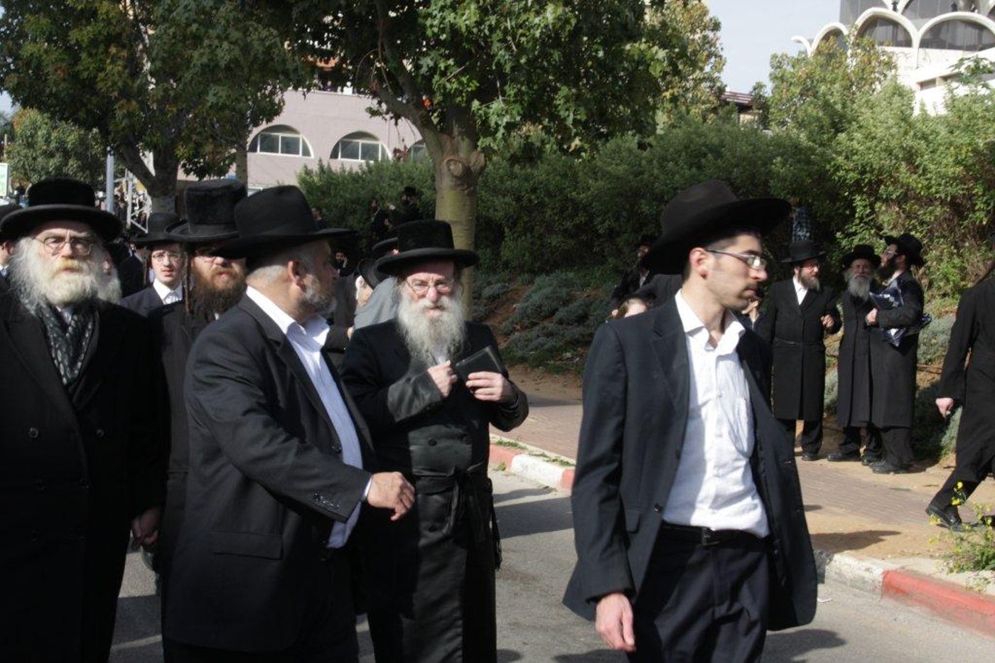 תיעוד ענק: גדולי ישראל בהלווית האדמו"ר מויז'ניץ