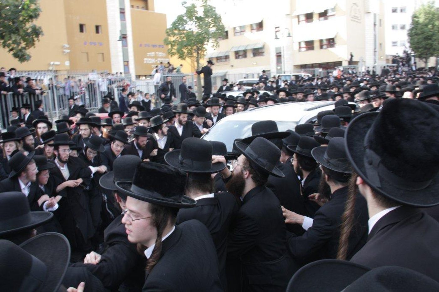 תיעוד ענק: גדולי ישראל בהלווית האדמו"ר מויז'ניץ