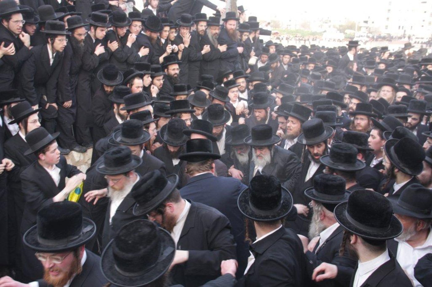תיעוד ענק: גדולי ישראל בהלווית האדמו"ר מויז'ניץ