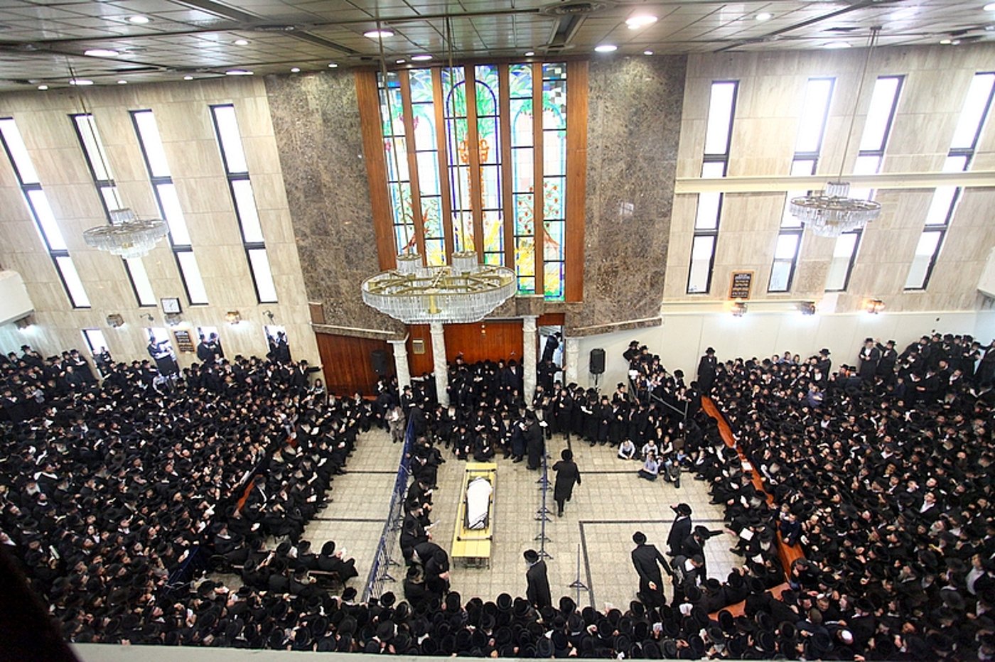 וכל בית ישראל יבכו ● מאה תמונות מהלווית האדמו"ר מויז'ניץ זצ"ל