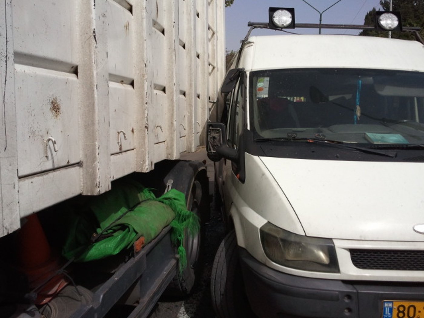 הסתיים בנס: רכב הסעות חרדי  התנגש במשאית, ילדים נפצעו