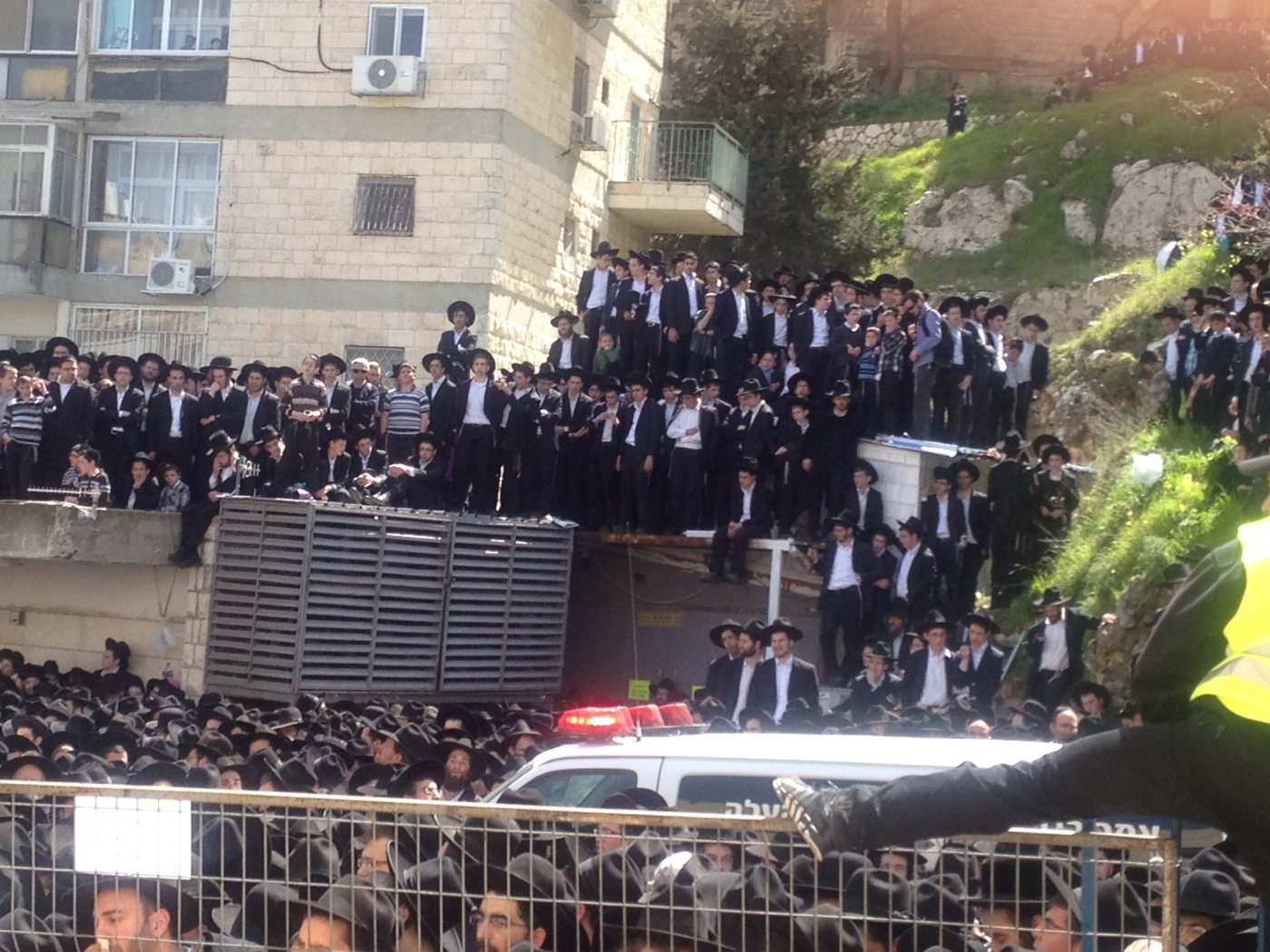 הלווית זקן ראשי הישיבות: אלפי תלמידים נפרדים בבכי