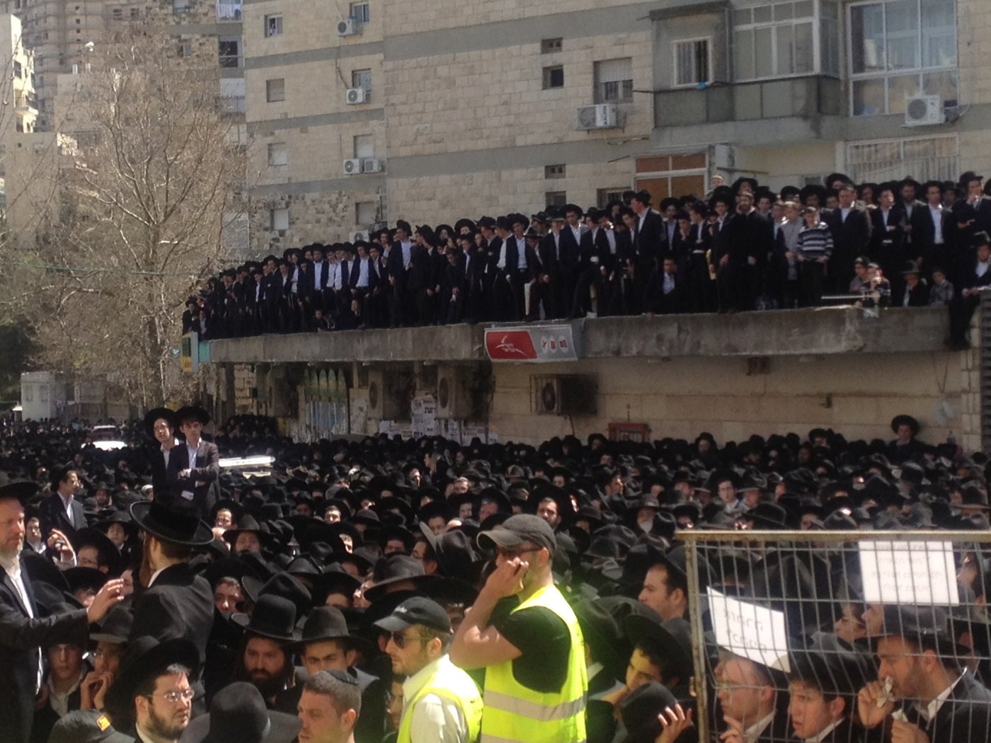 הלווית זקן ראשי הישיבות: אלפי תלמידים נפרדים בבכי