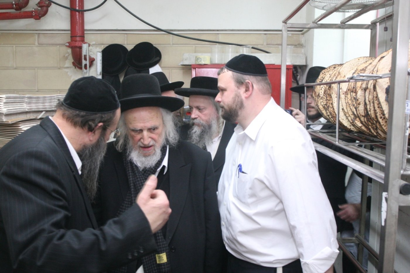תמונות: הרב שמואל אוירבעך במאפיית מצות
