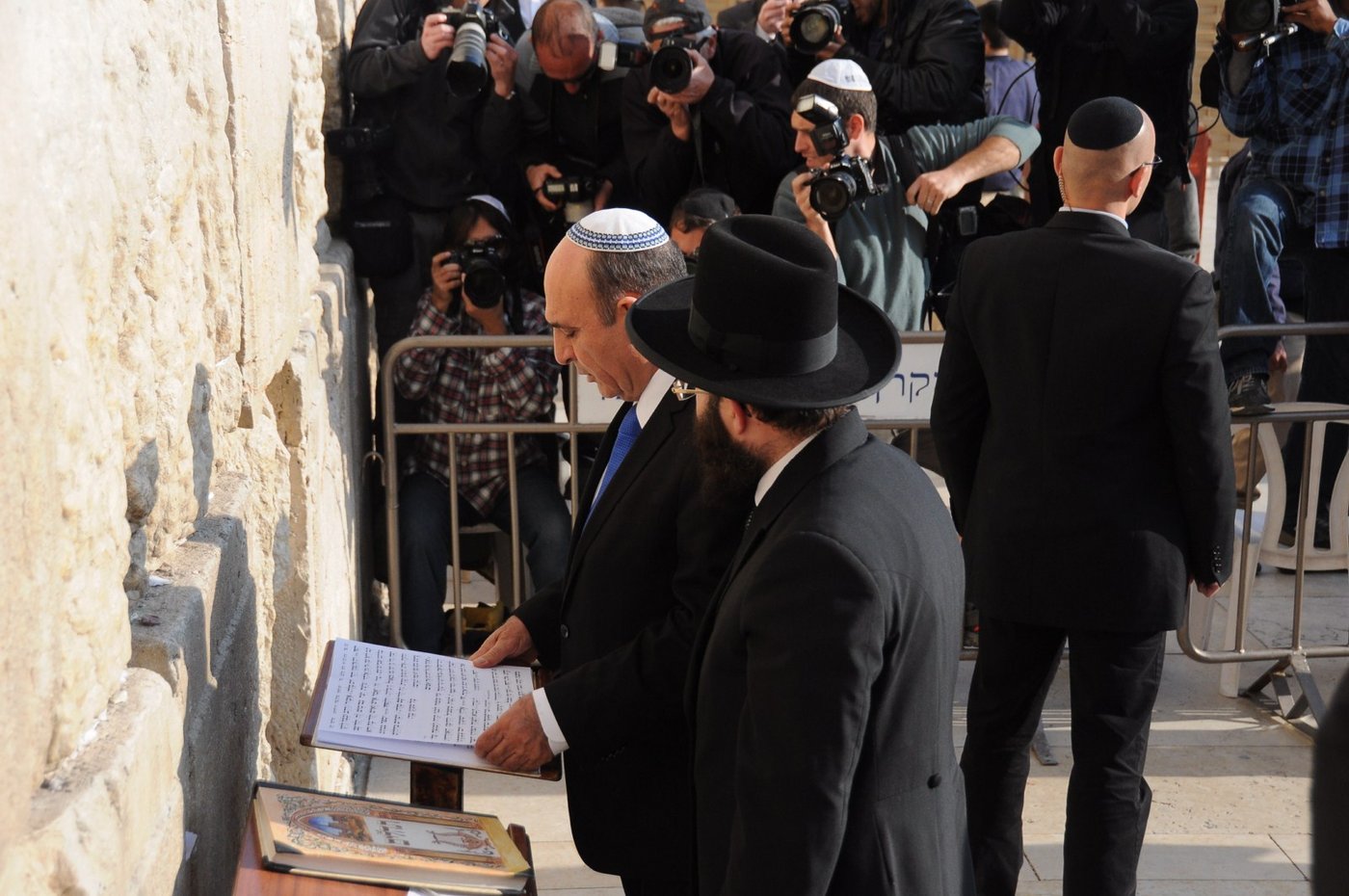 מופז התפלל בכותל המערבי: "נחליף את שלטון נתניהו"