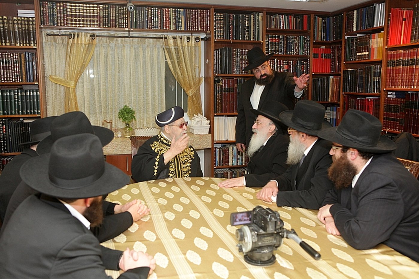 מפגש מפתיע: רבני חב"ד עם מרן רבי עובדיה יוסף