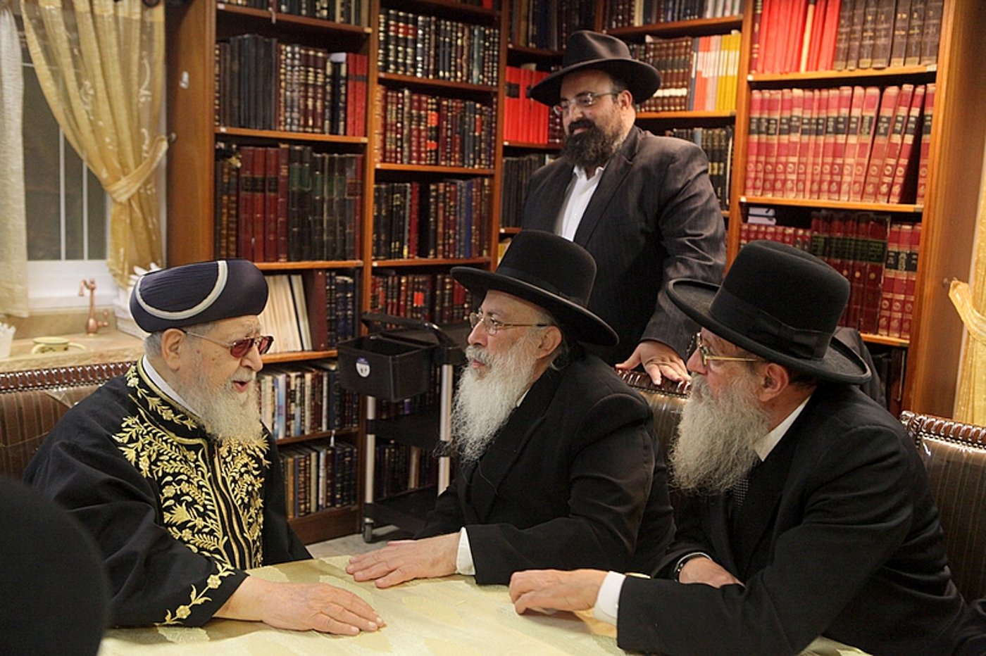 מפגש מפתיע: רבני חב"ד עם מרן רבי עובדיה יוסף