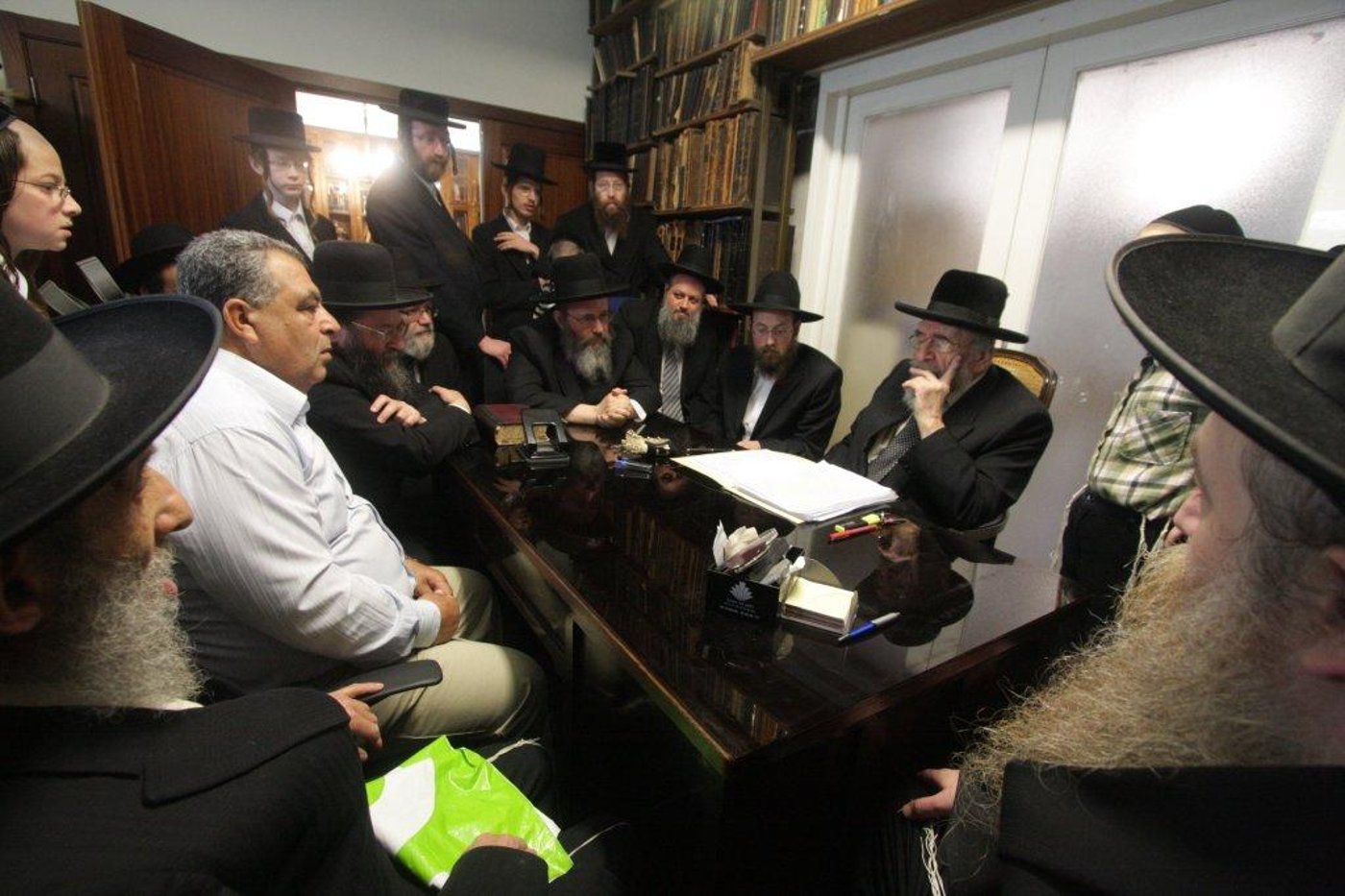 "להוי הפקר כעפרא דארעא": צפו בשריפת החמץ בבני-ברק