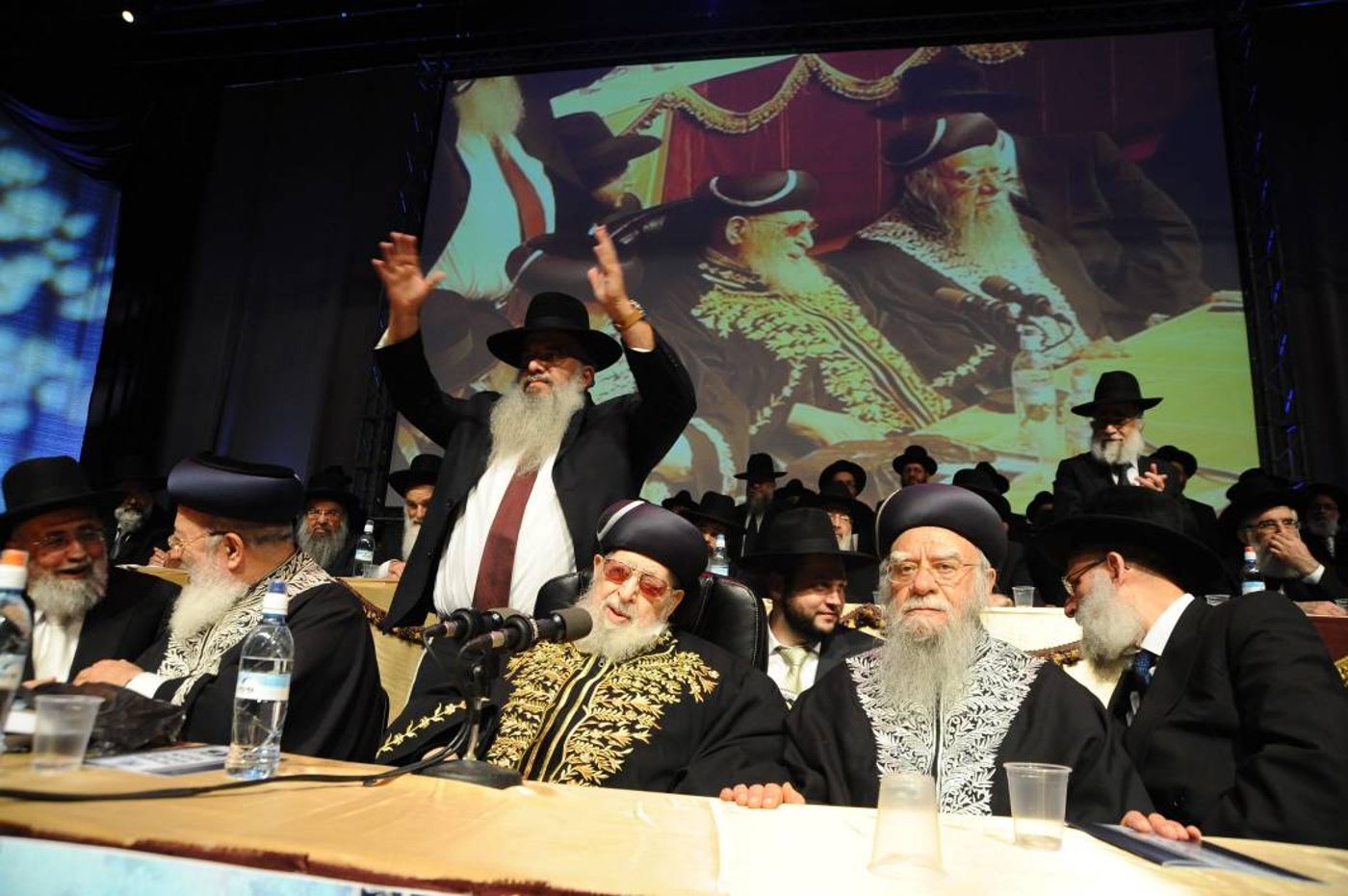 מרן הרב עובדיה יוסף נכנס, אלפים הריעו למעלה משעה