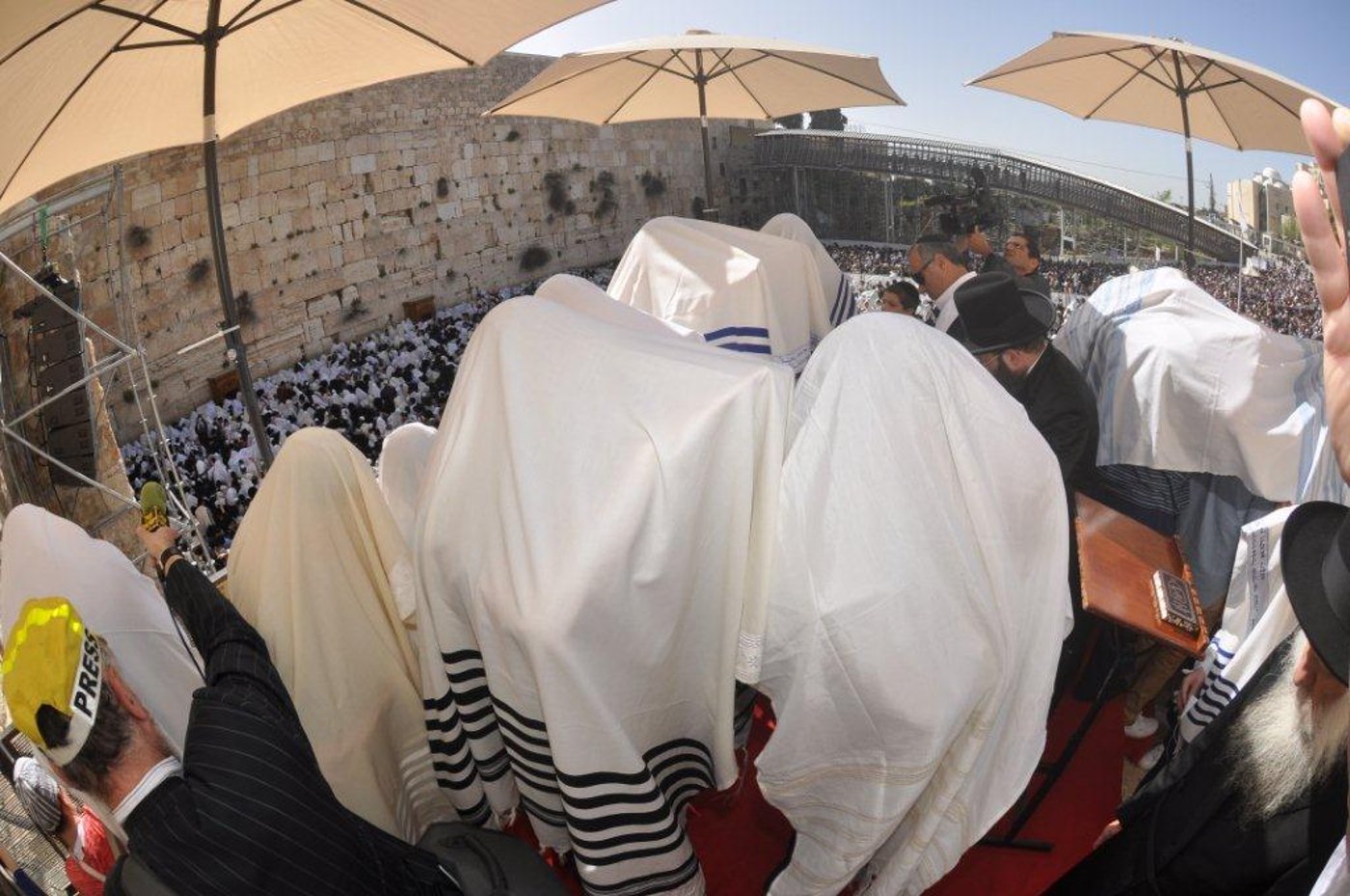 70 אלף איש, מאות כהנים, ושריד אחד לבית המקדש