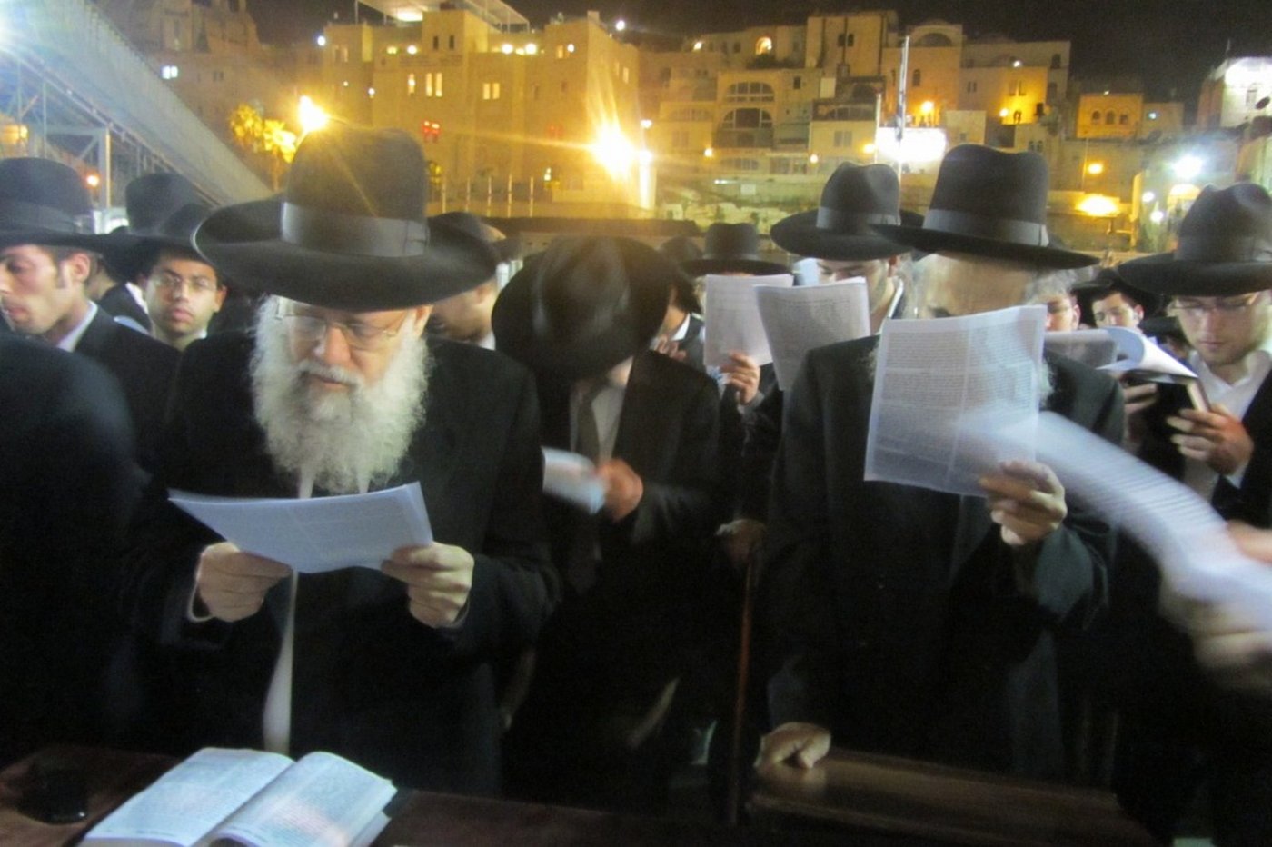 פוניבז' מתפללת לרפואת בחור חולה