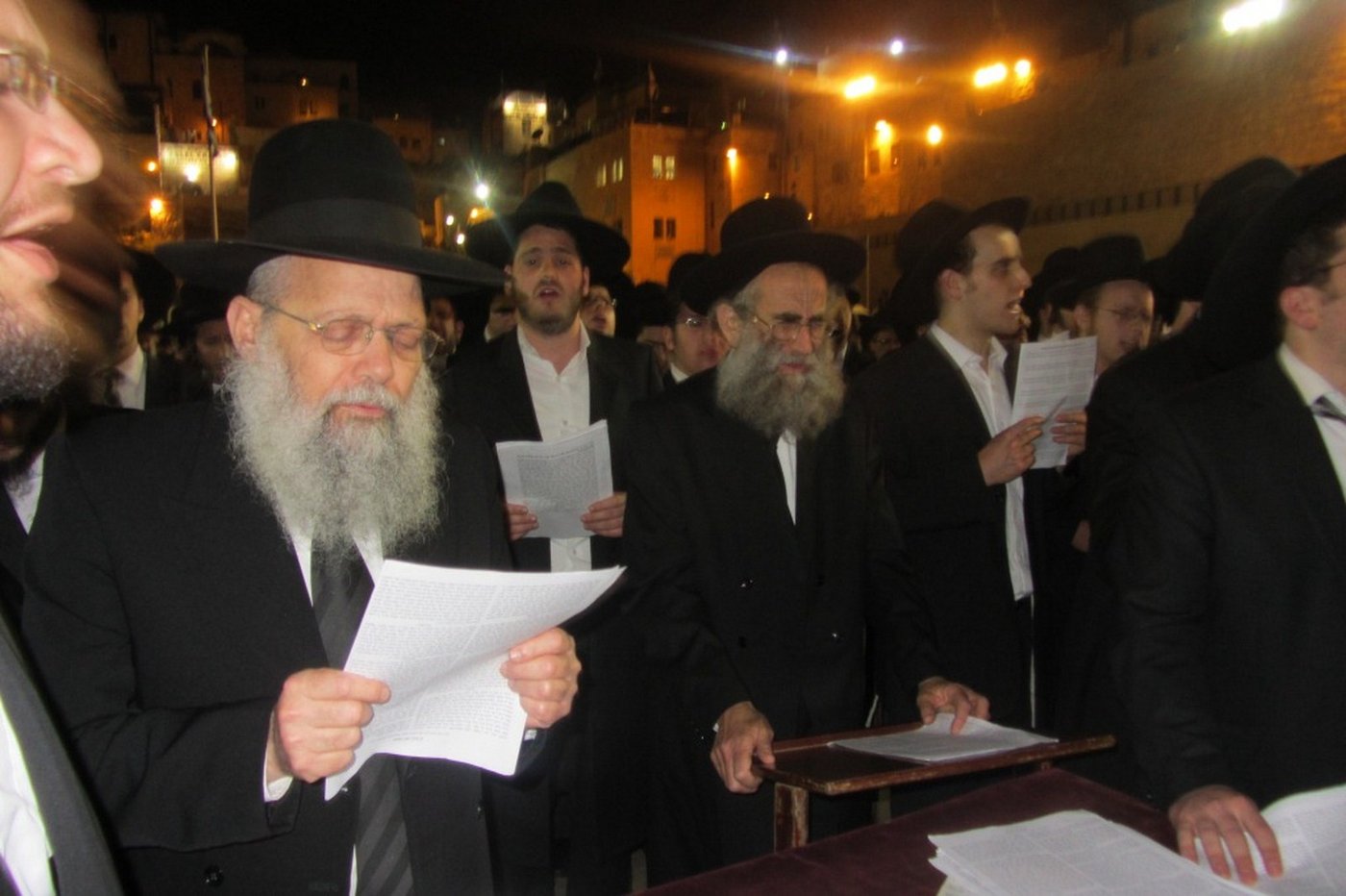 פוניבז' מתפללת לרפואת בחור חולה