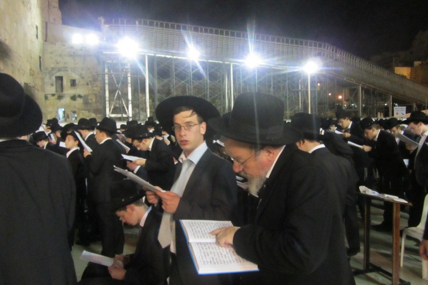 פוניבז' מתפללת לרפואת בחור חולה