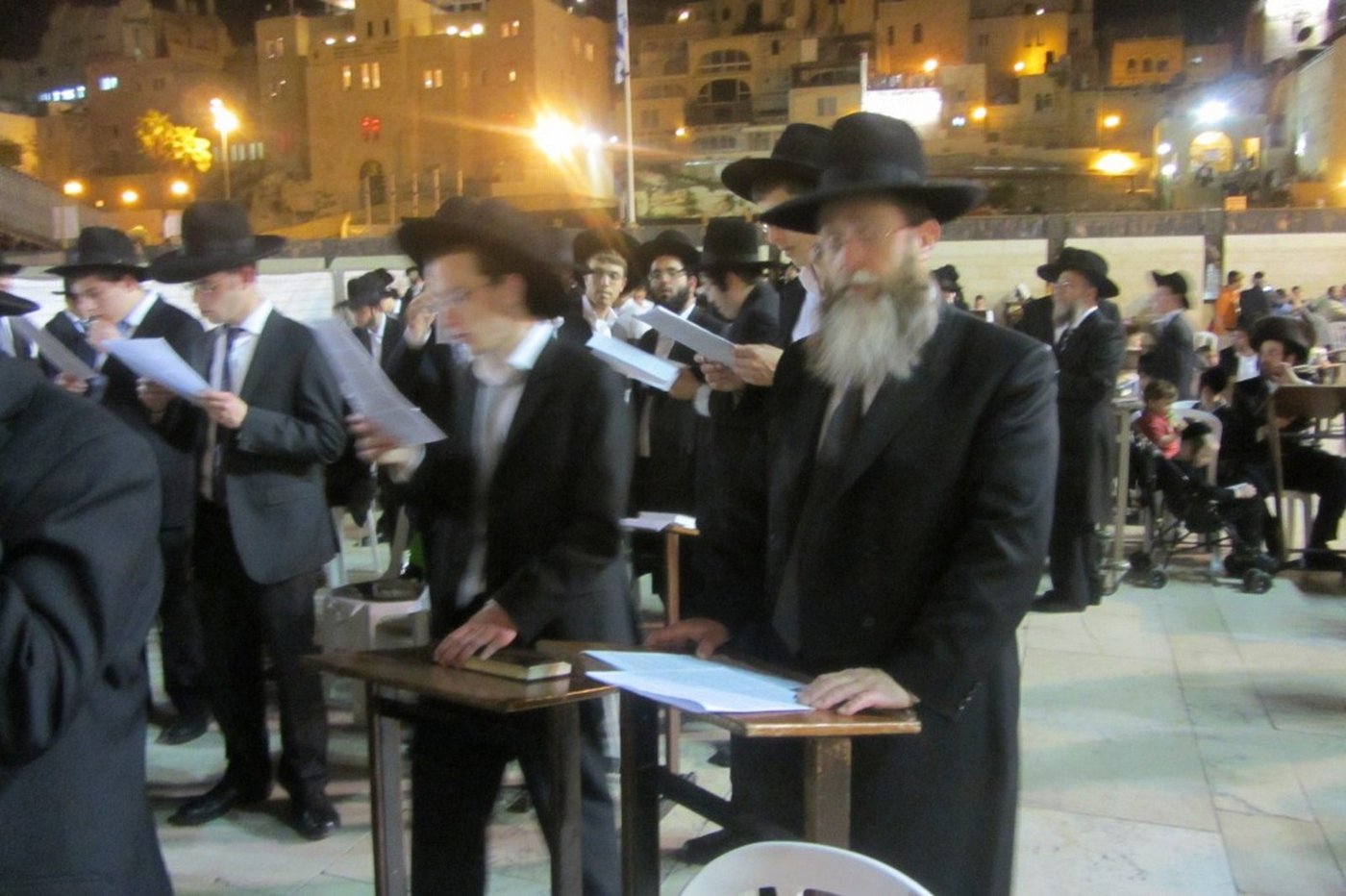 פוניבז' מתפללת לרפואת בחור חולה