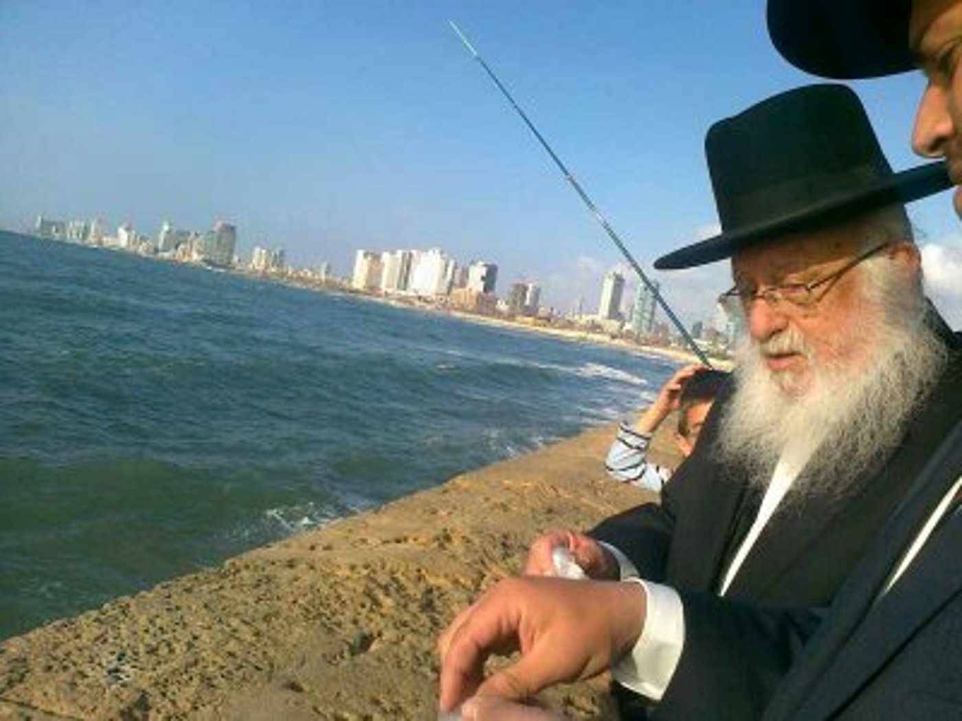 ראש ישיבת פוניבז' קיים "ביעור מעשרות" בחוף תל אביב